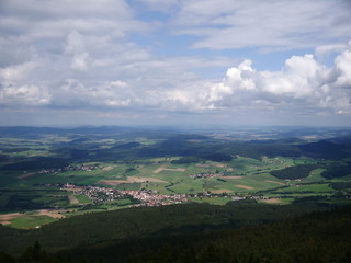 Fototapeta premium Hohenbogen, Bayern: Ausblick auf Neukirchen beim Heiligen Blut
