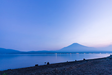 山中湖と富士山の夕景