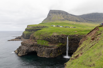 Cascade de M&uacute;lafossur, Iles F&eacute;ro&eacute;