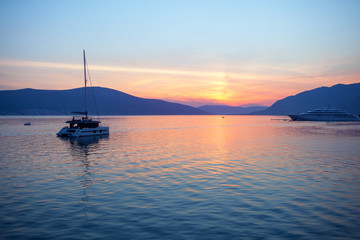Naklejka premium Luxury Yacht sailing in the sunset