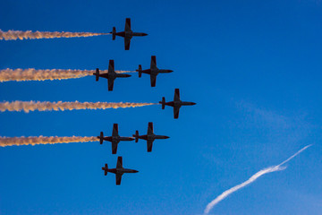 aviones de acrobaticos dibujanto con humo en el cielo 