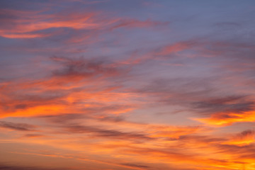 Obraz premium Piękne i chmury niebo w czasie zachodu słońca