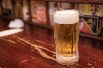 居酒屋で生ビール