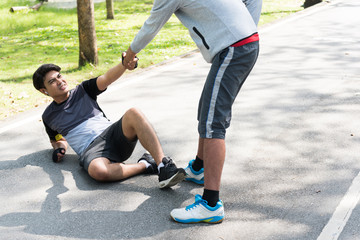 Runners Asian man cramps while running.