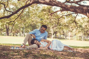 Fototapeta premium Asian couples are dating at the parks.