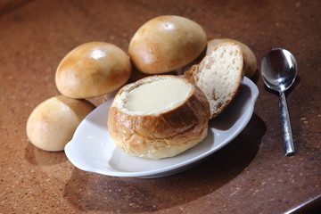 Clam Chowder in the style of San Francisco. A delicious and comforting cream of creamy clams, served in a bread dough typical of San Francisco.