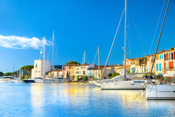 Fototapeta na wymiar View Of Colorful Houses And Boats In Port Grimaud During Summer Day-Port Grimaud, France