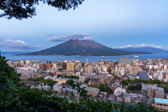 「桜島」の画像 - 2,880 件の Stock 写真、ベクターおよびビデオ 