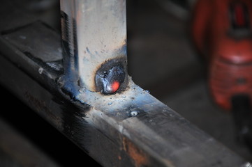 Welded metal pipe