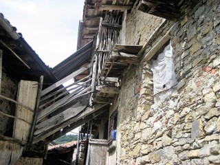 antiche case di montagna collegate da un passaggio in legno