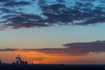 Sonnenuntergang an der Sechs-Seen-Platte in Duisburg mit Blick auf die rauchenden Schlote am Horizont