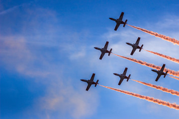 aviones de acrobaticos dibujanto con humo en el cielo 