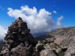 Fototapeta na wymiar Cairn indiquant le chemin en randonnée en montagne