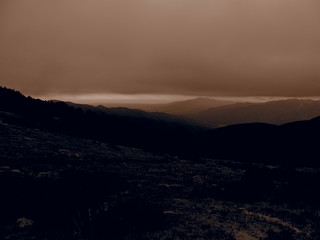 paysage en noir et blanc en milieu montagnard