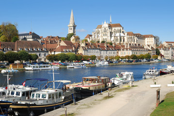 Auxerre mit dem Fluss Yonne in Burgund,Frankreich