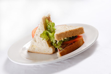 A sandwich club, also called a clubhouse sandwich, is a sandwich of bread, sliced ​​cooked poultry, or fried bacon, lettuce, tomato, and mayonnaise.