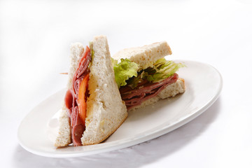 A sandwich club, also called a clubhouse sandwich, is a sandwich of bread, sliced ​​cooked poultry, or fried bacon, lettuce, tomato, and mayonnaise.