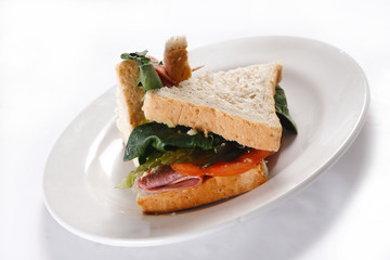 A sandwich club, also called a clubhouse sandwich, is a sandwich of bread, sliced ​​cooked poultry, or fried bacon, lettuce, tomato, and mayonnaise.