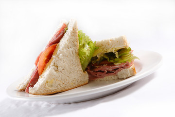 A sandwich club, also called a clubhouse sandwich, is a sandwich of bread, sliced ​​cooked poultry, or fried bacon, lettuce, tomato, and mayonnaise.