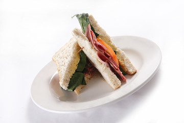 A sandwich club, also called a clubhouse sandwich, is a sandwich of bread, sliced ​​cooked poultry, or fried bacon, lettuce, tomato, and mayonnaise.
