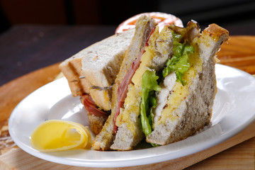 A sandwich club, also called a clubhouse sandwich, is a sandwich of bread, sliced ​​cooked poultry, or fried bacon, lettuce, tomato, and mayonnaise.