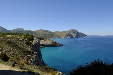 Die Felsenküste zwischen der Cala Estreta und Cala Torta auf der Halbinsel Llevant im Naturpark Llevant, Mallorca, Balearen, Spanien