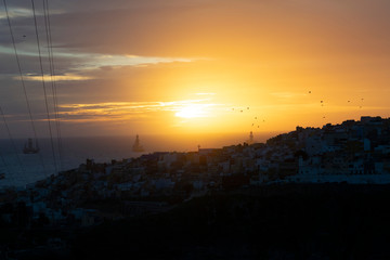 amanecer en la playa desde mirador en espacio urbano