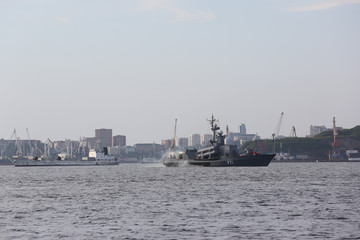 Obraz premium Military ship in the Golden horn Bay, near Vladivostok