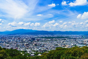 [日本の観光イメージ] 夏の青空の下，京都市街を東山から一望するシーン