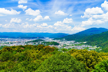 [日本の観光イメージ] 夏の青空の下，京都市街を東山から一望するシーン