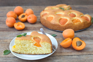 Aprikosenkuchen und frische Früchte
