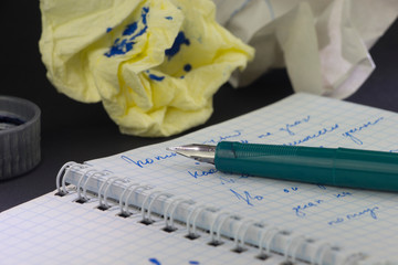 Ink pen with notepad on the desk