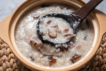 Chinese gourmet casserole porridge, a pot of mushroom lean meat porridge