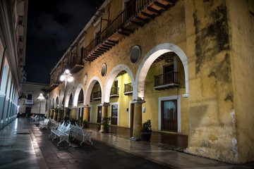 Fototapeta na wymiar Veracruz de noche portales y arcos con luces brillantes