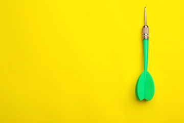 Green dart arrow on yellow background, top view with space for text