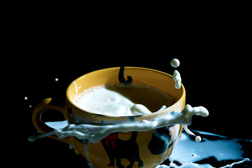 Tasse mit spritzender Milch