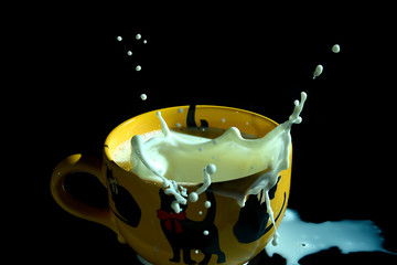 Tasse mit spritzender Milch