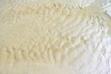 Marcas de agua en arena de playa