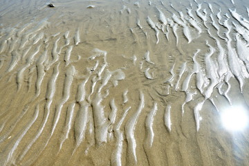 Marcas de agua en arena de playa
