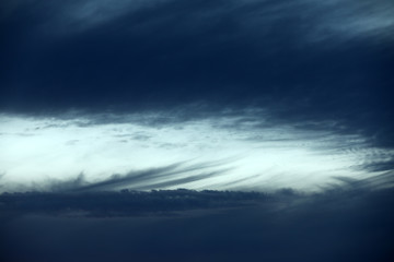 Obraz premium Sonnenuntergang Sonnenaufgang und Wolken