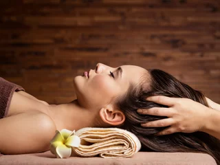 Keuken spatwand met foto Masseur doing massage the head and hair for an woman in spa salon © Valua Vitaly