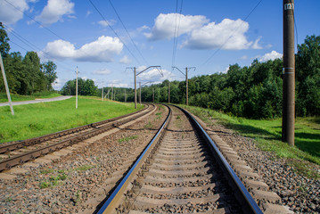 Obraz premium Railways. Rails against the backdrop of a summer landscape.