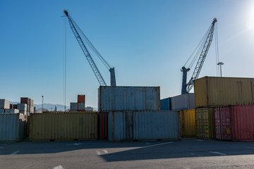 Contenedores de carga en terminal maritima,transporte intermodal.