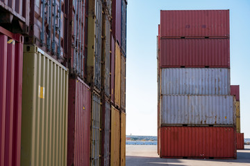 Contenedores de carga en terminal maritima,transporte intermodal.