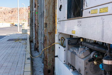 Contenedores de carga en terminal maritima,transporte intermodal.