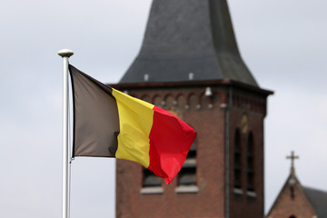 Un drapeau  belge et une église