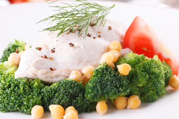 Obraz na płótnie Canvas diet food. chicken breast with broccoli and chickpeas