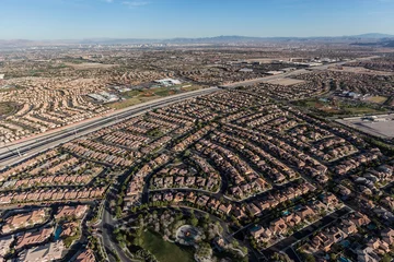 Tuinposter Luchtfoto van de Summerlin-huizen in de voorsteden en snelweg 215 in Las Vegas, Nevada. © trekandphoto