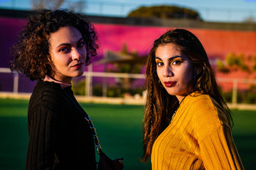 Chicas en un día soleado mirando a cámara