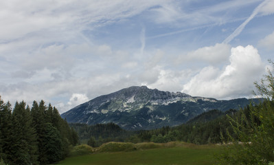 Blick auf den Ötscher mit Wolken und blauer Himmel